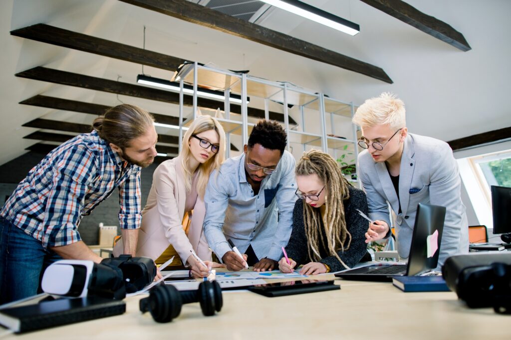 Équipe de jeunes conseillers en gestion de patrimoine au travail