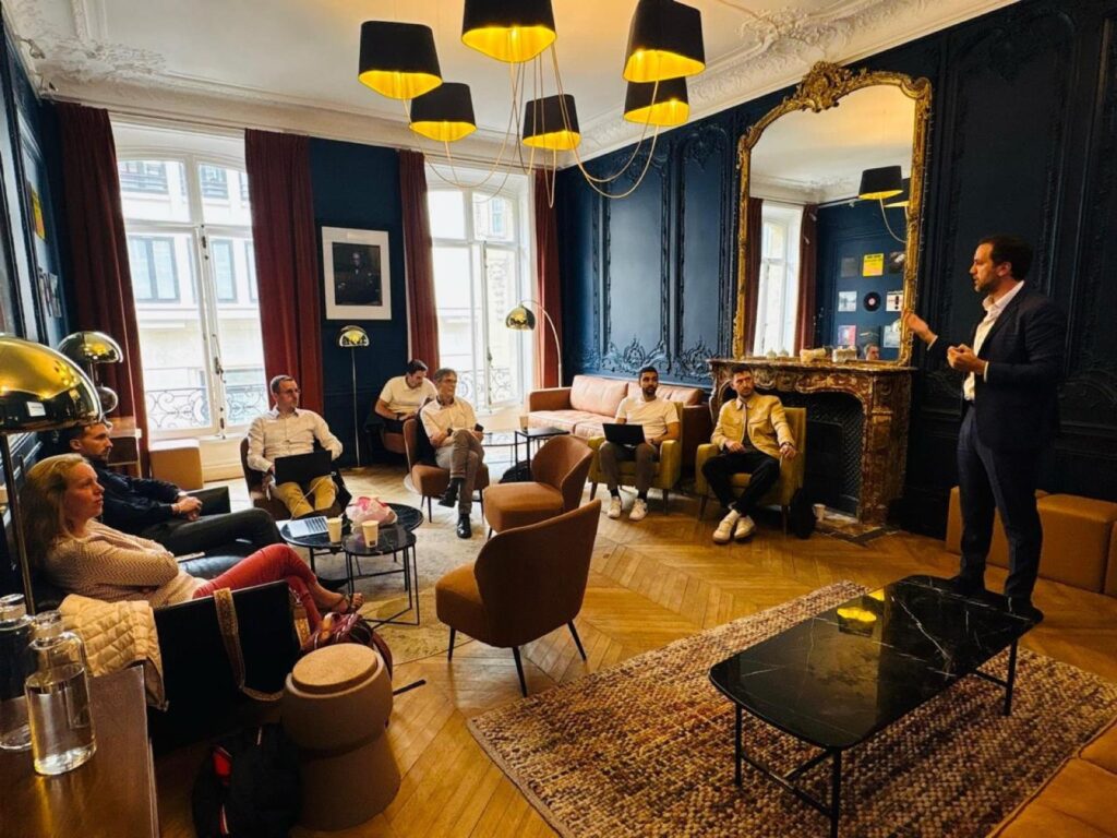 Journée thématique du réseau Invest'Aide dans un salon parisien