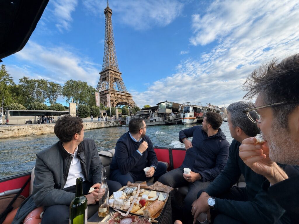 Séminaire du réseau Invest'Aide — croisière sur la Seine devant la tour Eiffel